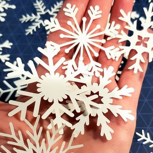 20 flocons de neige en papier cartonné blanc, tailles assorties, découpes pour cartes, flans de flocon de neige