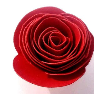 小さな紙のバラ、12個入りのロールフラワー、ウェディングフラワー、テーブルフラワー、ピンクの花、厚紙の花、小さな紙のバラ