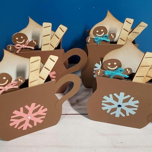 Lindo cartão de chocolate quente de Natal com bonecos de gengibre em um copo, Lindo cartão de felicitações para o feriado, Cartões de feriado divertidos
