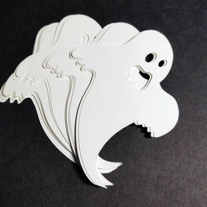 Lot de 15 fantômes en papier blanc découpé à l'emporte-pièce de 2,5 pouces, fantômes en papier cartonné, fantômes d'Halloween, fantômes en papier découpé