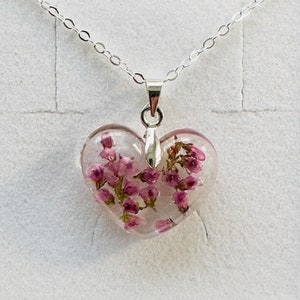 Bruyère écossaise, pendentif coeur, résine écologique, chaîne en plaqué argent de 45 cm, cadeau écossais, fait main en Écosse, étranger, cadeau d'anniversaire. image 3