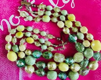 Collar de cuentas verdes y amarillas de tres hilos, estilo años 50, grueso, fabricado en Alemania Occidental, firmado, vintage, de mediados de siglo, regalo llamativo, joyería de verano.