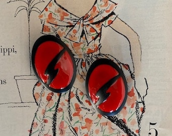 Pendientes ovalados llamativos con estampado zigzag rojo y negro de los años 80. Diseño retro vintage mod Shazam. Joyería sin usar, con tarjeta original.