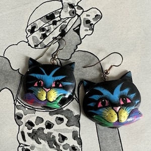Vintage Large Cat with Fish in Mouth Dangle Earrings, 80s Wood Folk Art Hand Painted Cat Earrings, Vintage Wooden Earrings, 80s Wood Jewelry
