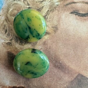 Bakelite Marbled Green Button Clip on Earrings, Bakelite Earrings, Bakelite Jewelry, Bakelite Swirl Earrings