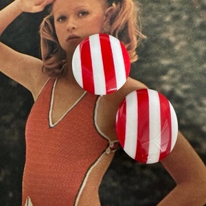 80s Red & White Stripe Lucite Earrings, 80s Lucite Jewelry, 80s Lucite Earrings, 80s Earrings, 80s Sandwich Lucite Earrings