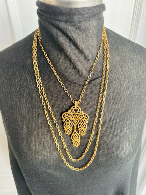 Vintage Trifari Gold 3strand With Dangling Scroll Pendant