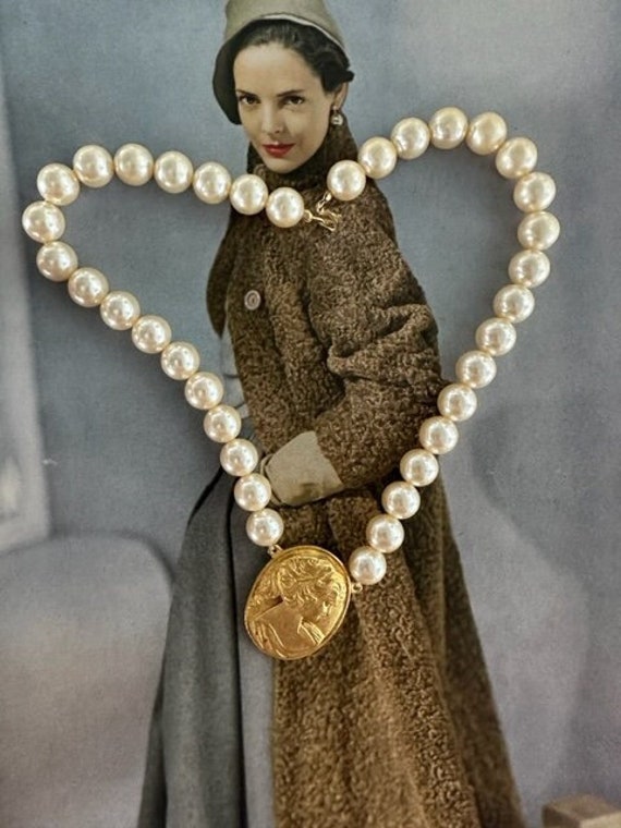 80s Mega Pearl with Gold Cameo Pendant, Gold Metal