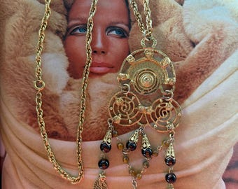 Collar con colgante de borla en tono dorado de los años 70, con cuentas de cristal, colgante llamativo, estilo vintage bohemio, joyería de pasarela.