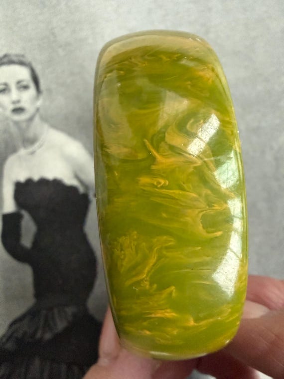 1940s Pea Green Bakelite Bangle Bracelet Yellow M… - image 9