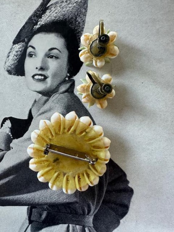 1940s Shell Brooch and Matching Earrings, Vintage… - image 4