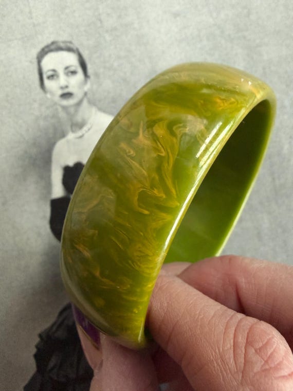 1940s Pea Green Bakelite Bangle Bracelet Yellow M… - image 8