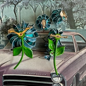 Broche de flor de esmalte azul verdoso y pendientes de clip a juego de la década de 1960. Broches florales retro de jardín de mediados de siglo. Joyería vintage llamativa. imagen 6