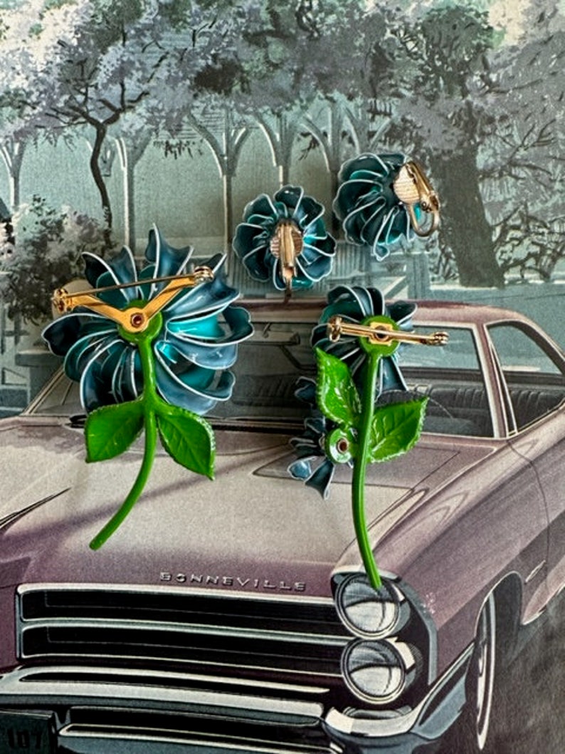 Broche de flor de esmalte azul verdoso y pendientes de clip a juego de la década de 1960. Broches florales retro de jardín de mediados de siglo. Joyería vintage llamativa. imagen 6