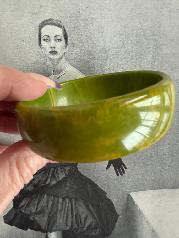 1940s Pea Green Bakelite Bangle Bracelet Yellow M… - image 1