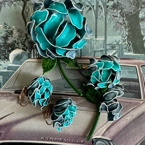 Broche de flor de esmalte azul verdoso y pendientes de clip a juego de la década de 1960. Broches florales retro de jardín de mediados de siglo. Joyería vintage llamativa. imagen 2