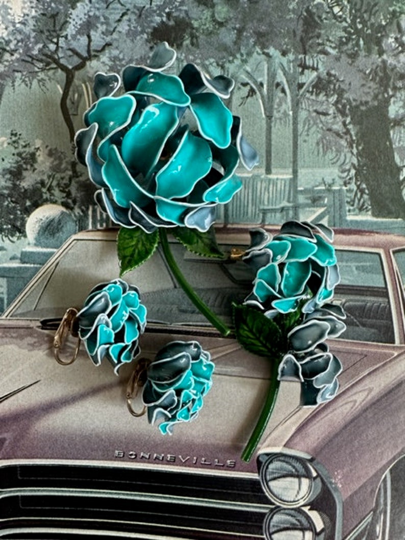 Broche de flor de esmalte azul verdoso y pendientes de clip a juego de la década de 1960. Broches florales retro de jardín de mediados de siglo. Joyería vintage llamativa. imagen 2