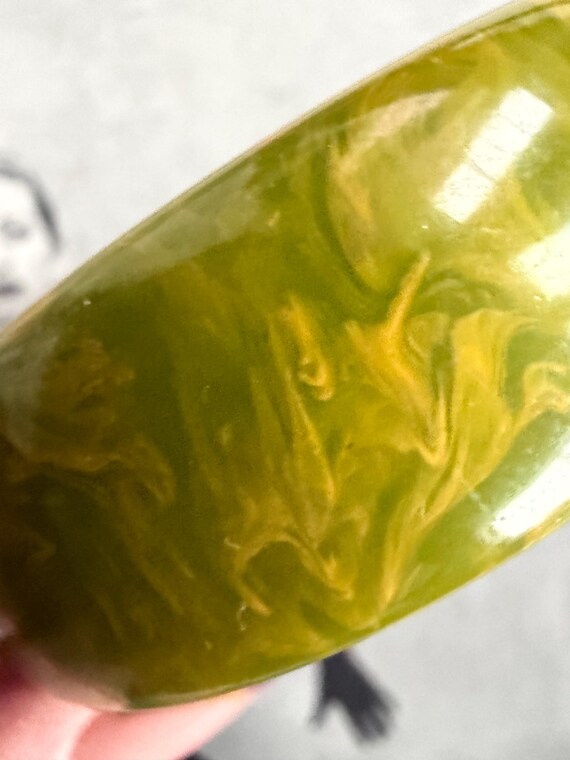 1940s Pea Green Bakelite Bangle Bracelet Yellow M… - image 5