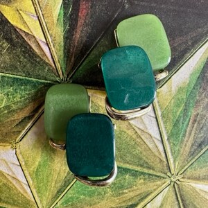 1950s Green Thermoset Clip On Earrings Gold Tone Dual Color Rectangle Mid Century Vintage Lucite Jewelry
