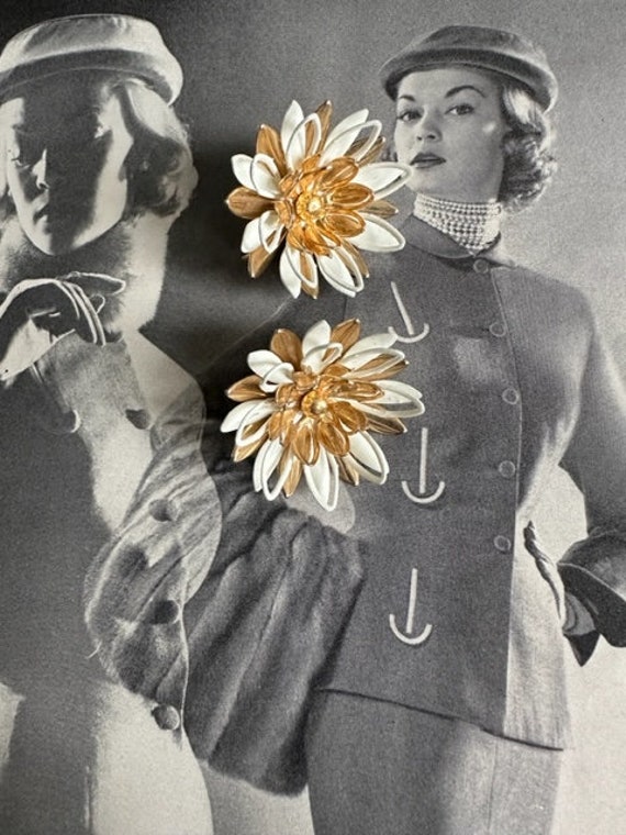 Gold & White 2-D Flower earrings, 60s Flower earr… - image 3