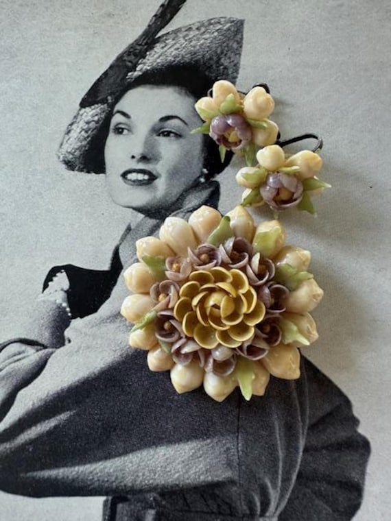 1940s Shell Brooch and Matching Earrings, Vintage… - image 2