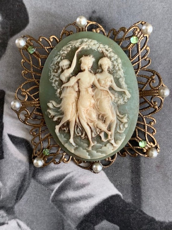 Green Cameo with Gold Filagree, Cameo Pendant, Gr… - image 2