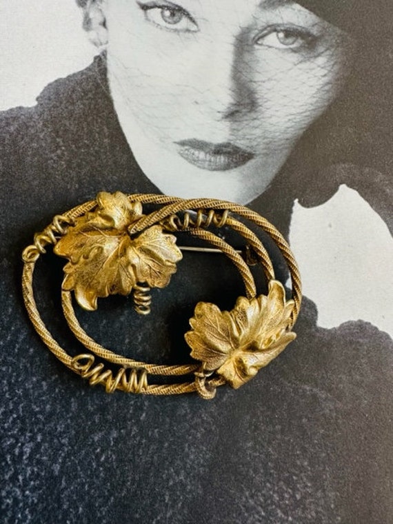 Stunning Gold Oval Rope Brooch with Leaves, 40s Go