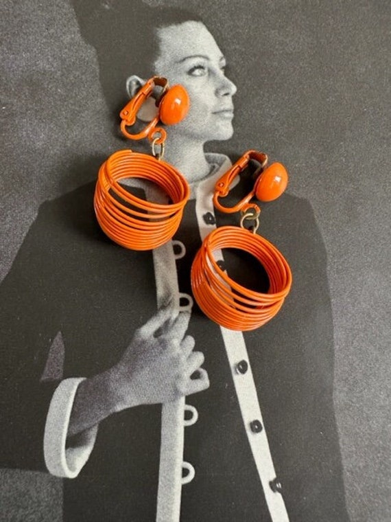 60s Orange Slinky Wire Hoop Earrings, Vintage Oran