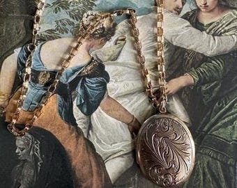 1960s Napier Signed Gold Tone Engraved Photo Locket Pendant Textured Link Necklace Vintage Mid Century Statement Keepsake Jewelry