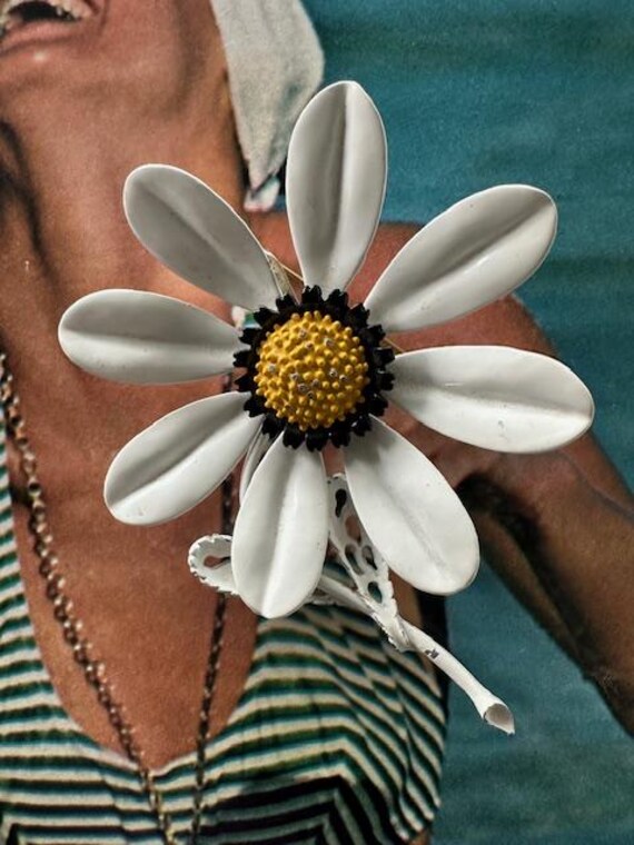 1960s Large White Enamel Daisy Brooch Yellow Center Flower  display picture 1