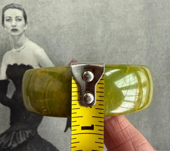 1940s Pea Green Bakelite Bangle Bracelet Yellow M… - image 6