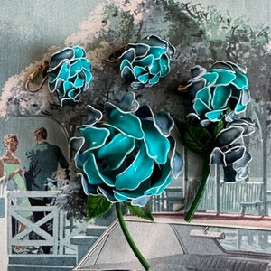 Broche de flor de esmalte azul verdoso y pendientes de clip a juego de la década de 1960. Broches florales retro de jardín de mediados de siglo. Joyería vintage llamativa. imagen 8