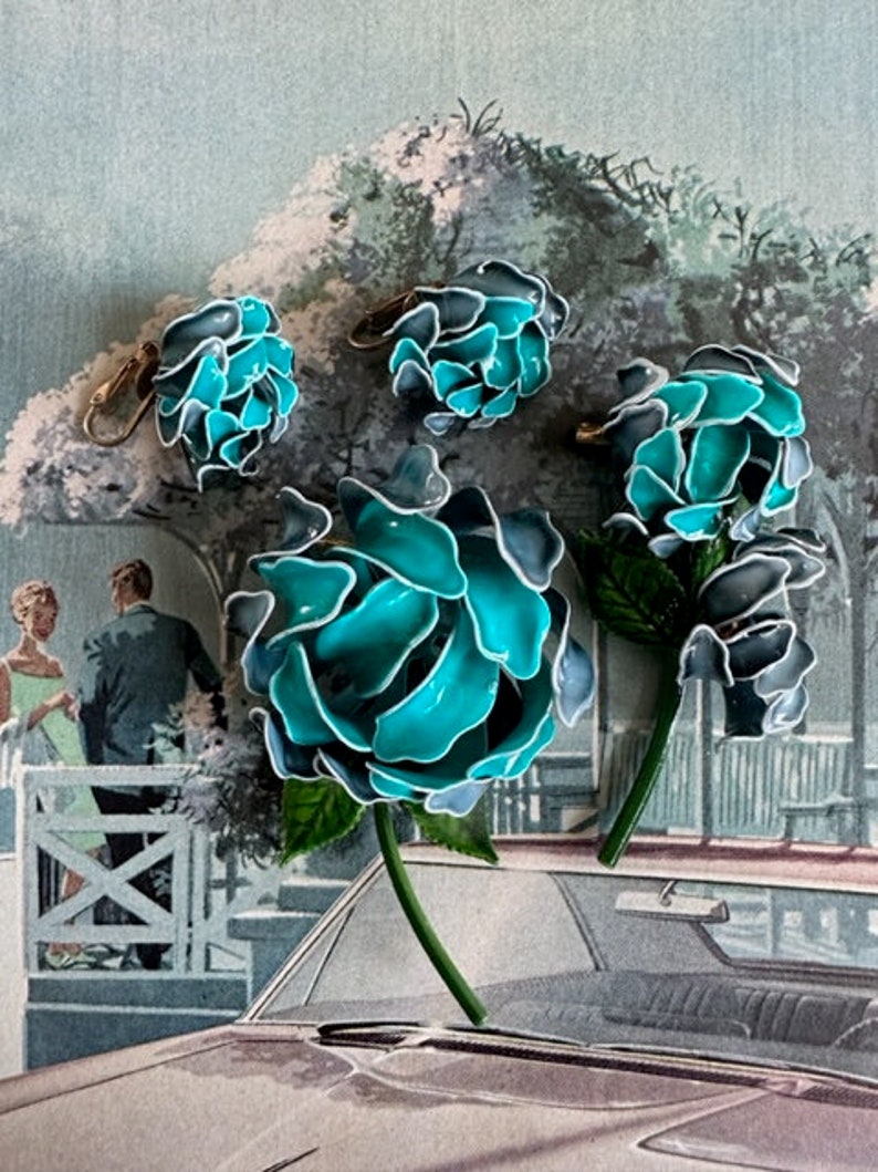 Broche de flor de esmalte azul verdoso y pendientes de clip a juego de la década de 1960. Broches florales retro de jardín de mediados de siglo. Joyería vintage llamativa. imagen 8
