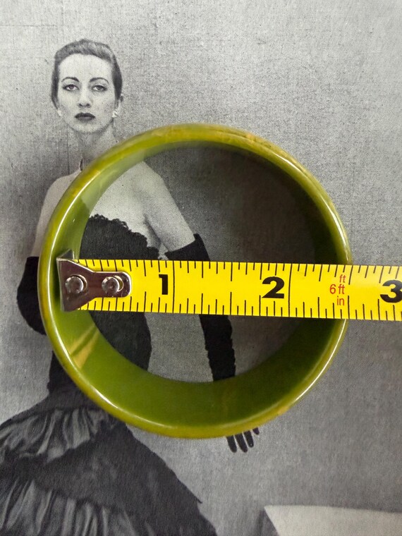 1940s Pea Green Bakelite Bangle Bracelet Yellow M… - image 4