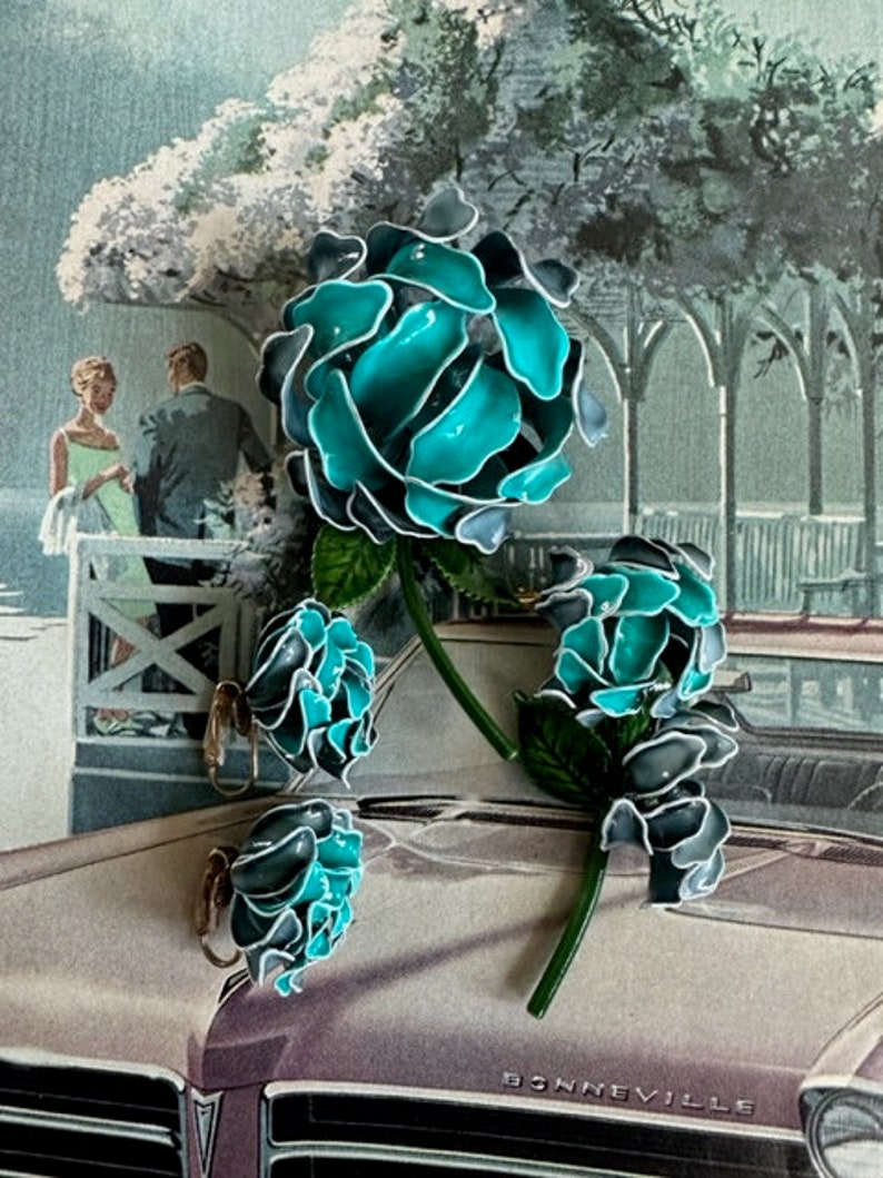 Broche de flor de esmalte azul verdoso y pendientes de clip a juego de la década de 1960. Broches florales retro de jardín de mediados de siglo. Joyería vintage llamativa. imagen 4