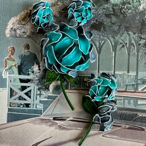 Broche de flor de esmalte azul verdoso y pendientes de clip a juego de la década de 1960. Broches florales retro de jardín de mediados de siglo. Joyería vintage llamativa. imagen 7