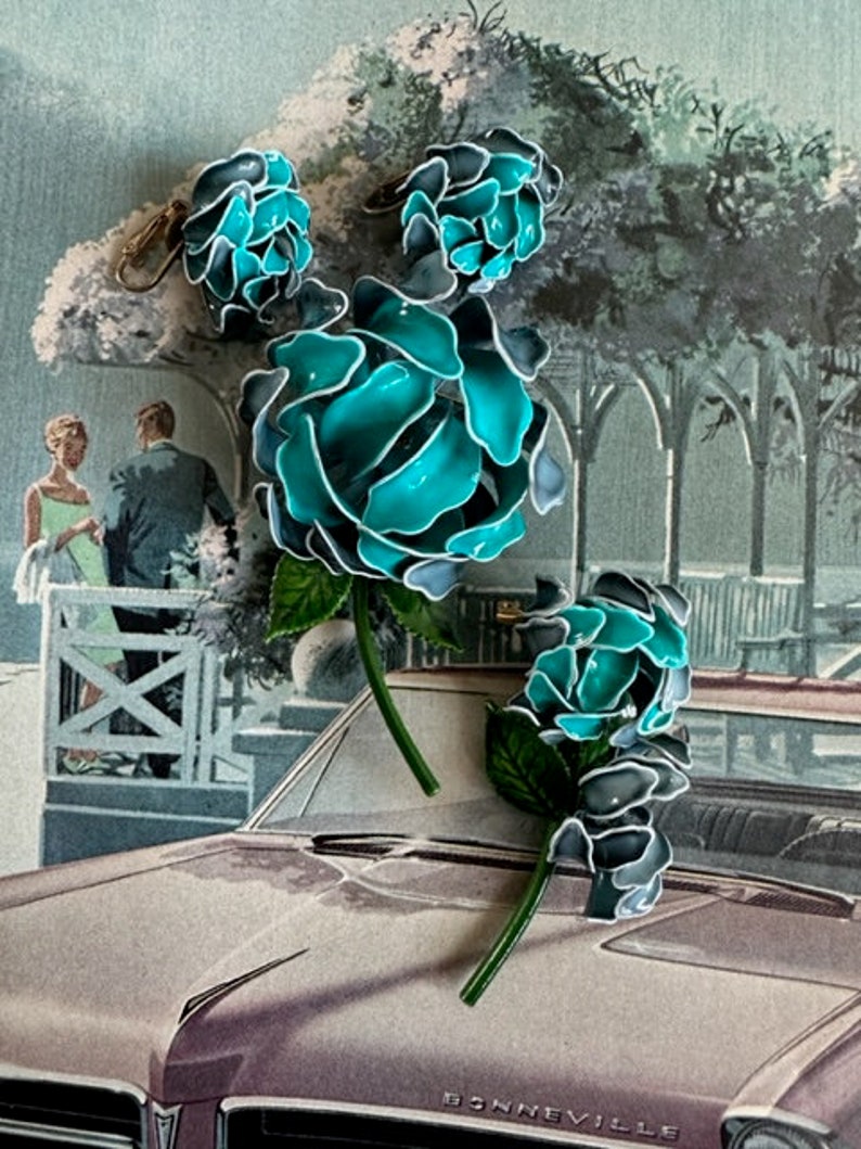 Broche de flor de esmalte azul verdoso y pendientes de clip a juego de la década de 1960. Broches florales retro de jardín de mediados de siglo. Joyería vintage llamativa. imagen 7