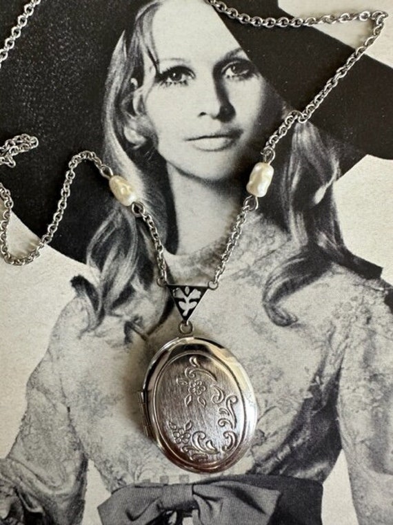vintage avon necklace locket Gem