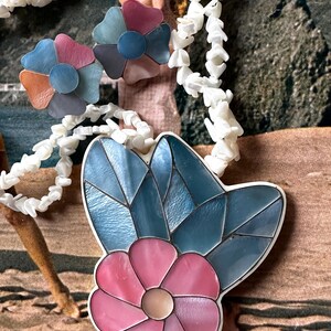 Vintage Lee Sands unsigned Shell Flower Pendant Necklace and Clip Earrings Set Pastel Inlay MOP Double Strand Beachy Boho Statement