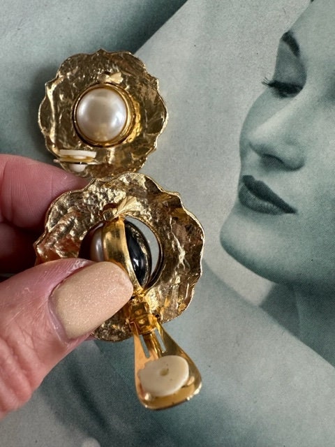 1980s Gold Convertible Pearl Black Cabochon Clip on Earrings  display picture 1