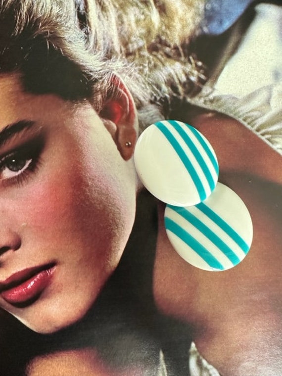 80s Large White Lucite Earrings with Teal Stripes… - image 5