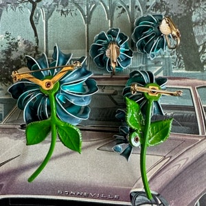 Broche de flor de esmalte azul verdoso y pendientes de clip a juego de la década de 1960. Broches florales retro de jardín de mediados de siglo. Joyería vintage llamativa. imagen 5