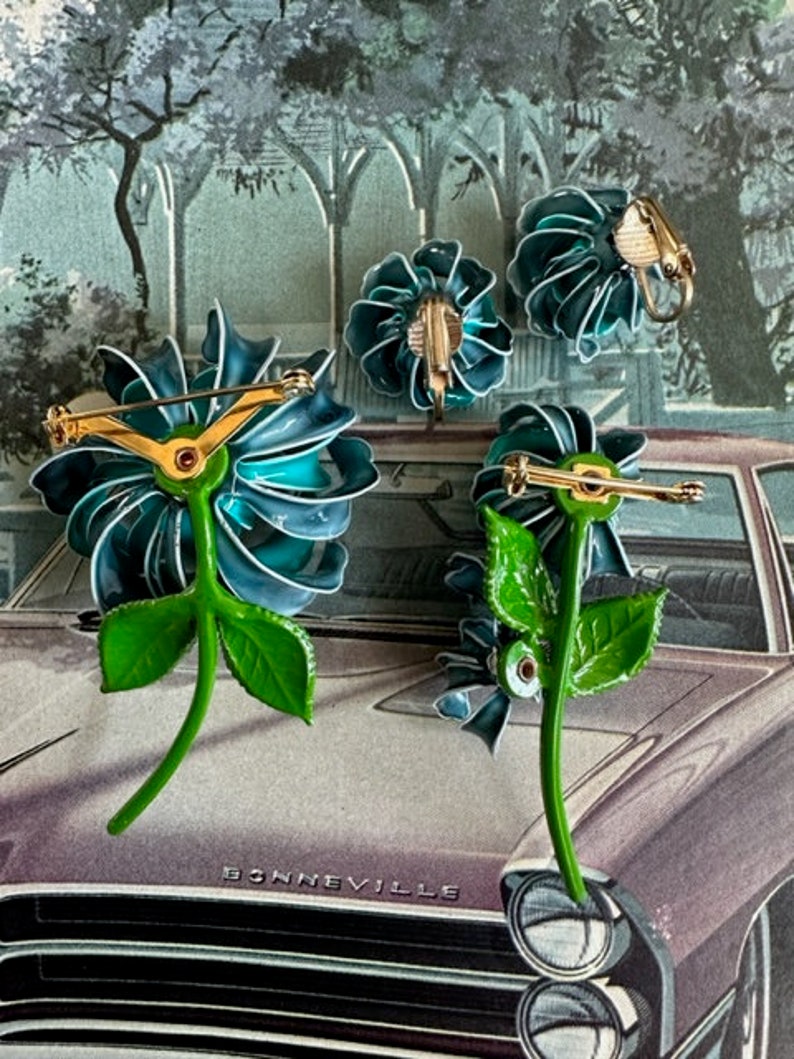 Broche de flor de esmalte azul verdoso y pendientes de clip a juego de la década de 1960. Broches florales retro de jardín de mediados de siglo. Joyería vintage llamativa. imagen 5
