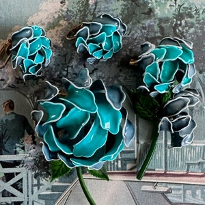Broche de flor de esmalte azul verdoso y pendientes de clip a juego de la década de 1960. Broches florales retro de jardín de mediados de siglo. Joyería vintage llamativa. imagen 9