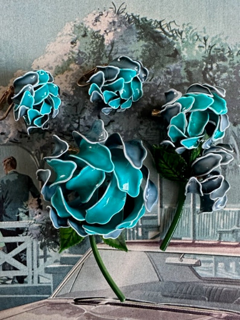 Broche de flor de esmalte azul verdoso y pendientes de clip a juego de la década de 1960. Broches florales retro de jardín de mediados de siglo. Joyería vintage llamativa. imagen 9