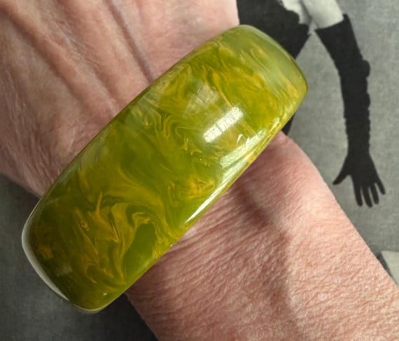 1940s Pea Green Bakelite Bangle Bracelet Yellow M… - image 7