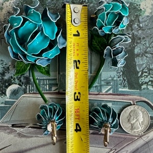 Broche de flor de esmalte azul verdoso y pendientes de clip a juego de la década de 1960. Broches florales retro de jardín de mediados de siglo. Joyería vintage llamativa. imagen 10