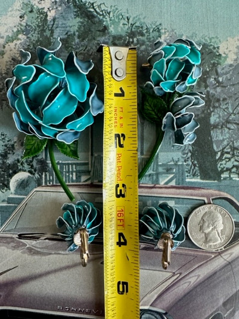 Broche de flor de esmalte azul verdoso y pendientes de clip a juego de la década de 1960. Broches florales retro de jardín de mediados de siglo. Joyería vintage llamativa. imagen 10