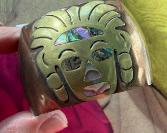 Pulsera de cobre firmada, estilo mexicano de los años 70, con rostro tribal, incrustaciones de abulón y latón, estilo vintage bohemio, joyería artesanal mexicana.