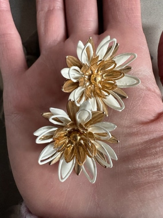 Gold & White 2-D Flower earrings, 60s Flower earr… - image 7